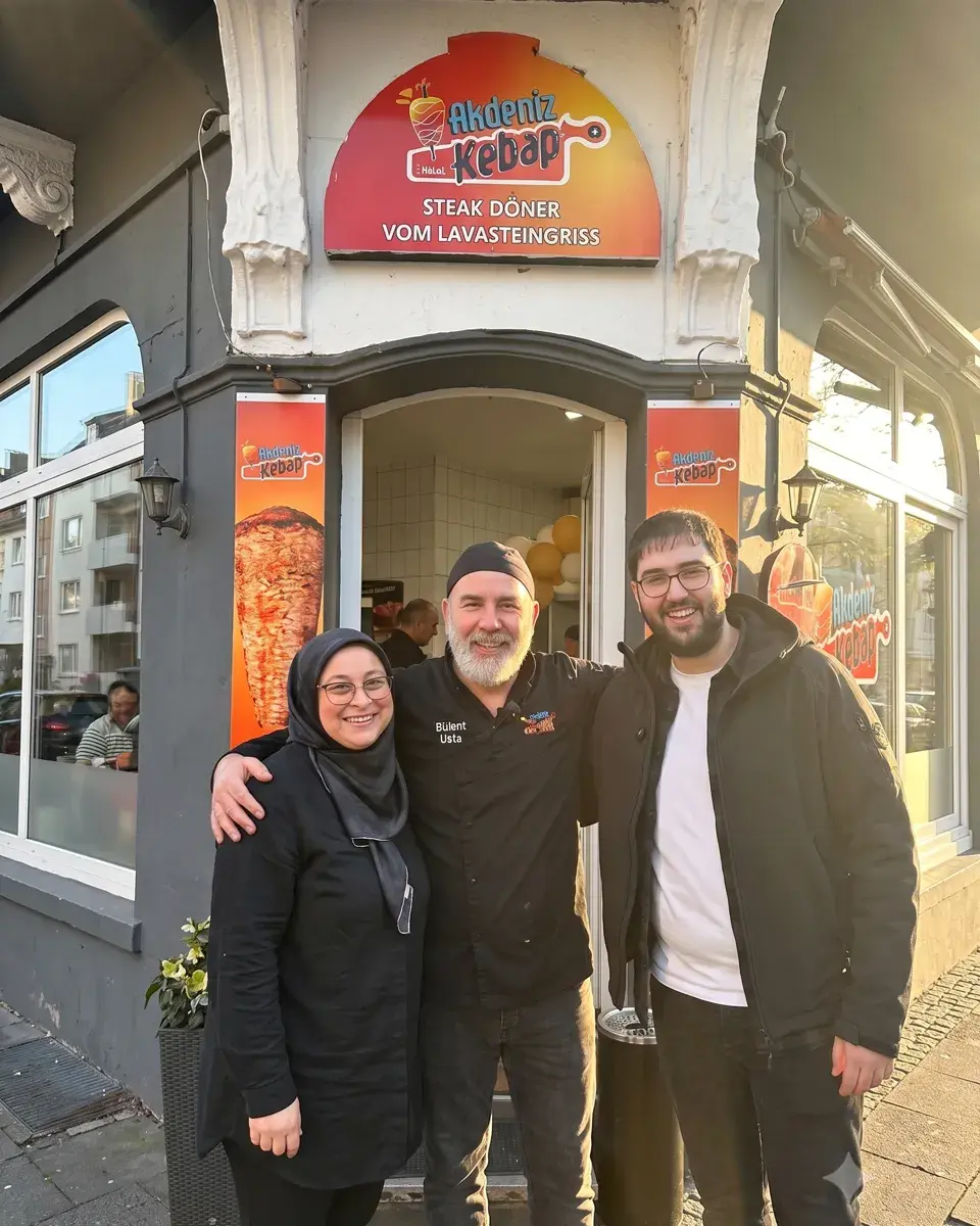 Bülent Usta with his family in front of the shop
