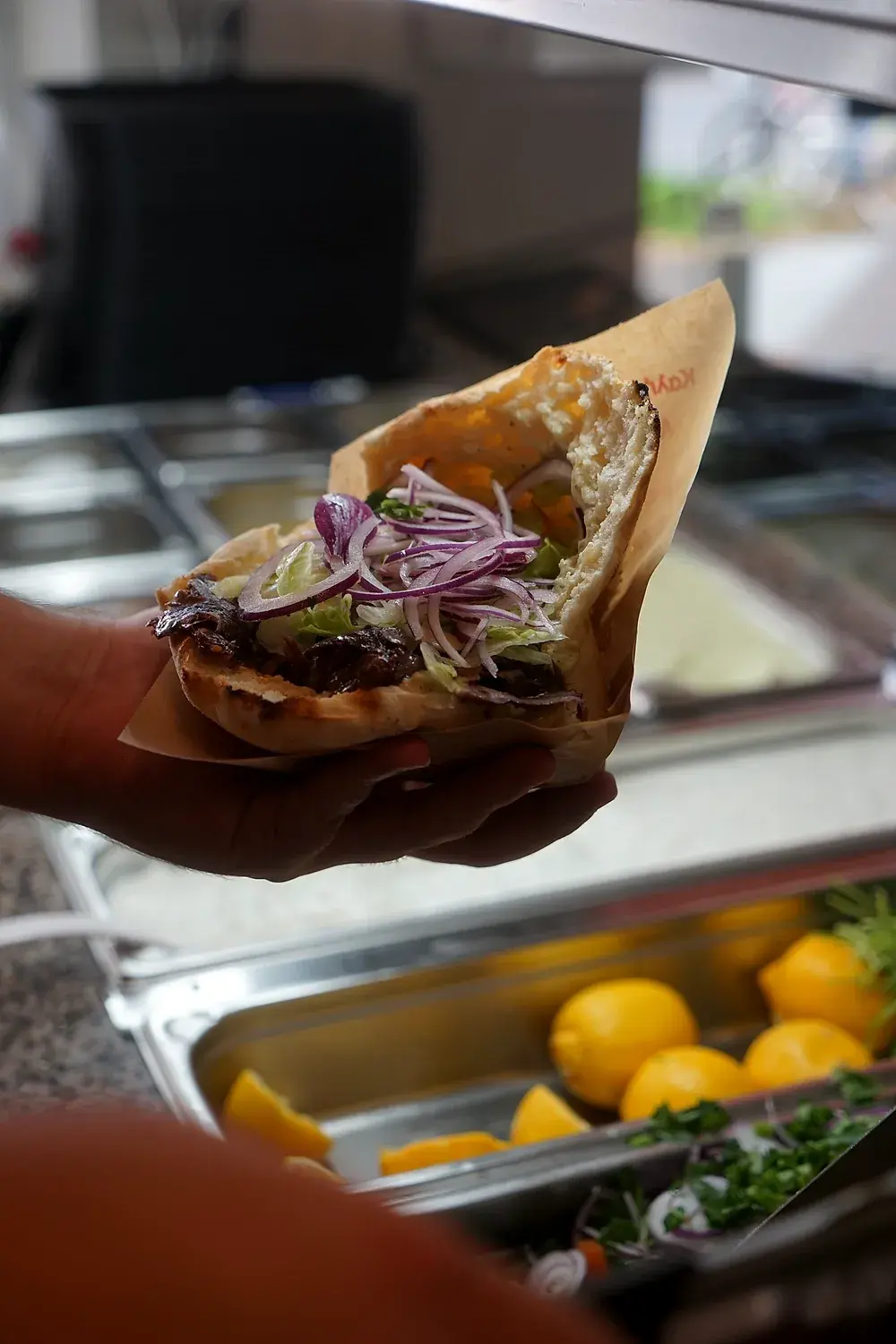 Fertiger Döner im Papier, in der Hand