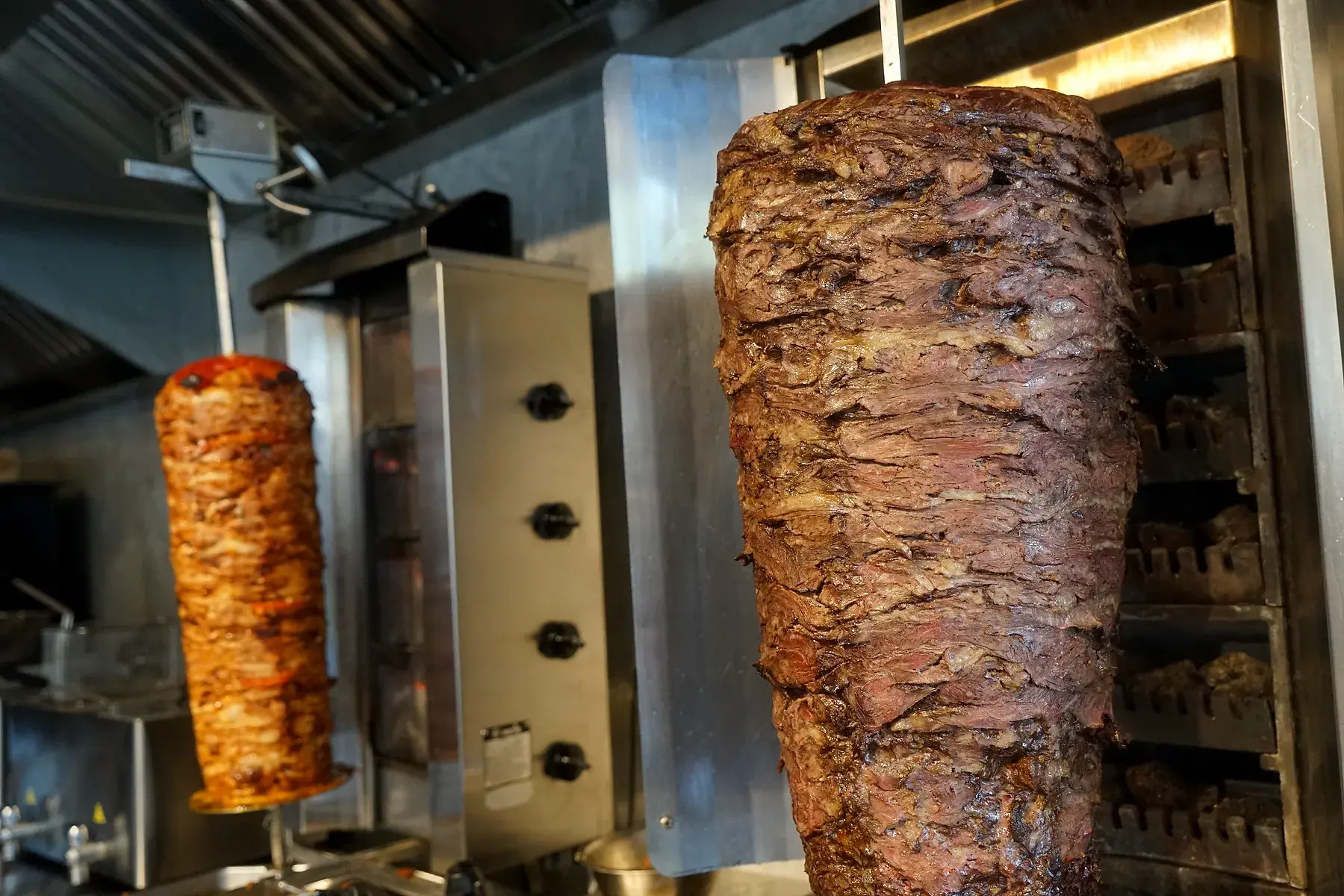 Zwei Döner Spieße in der offenen Küche