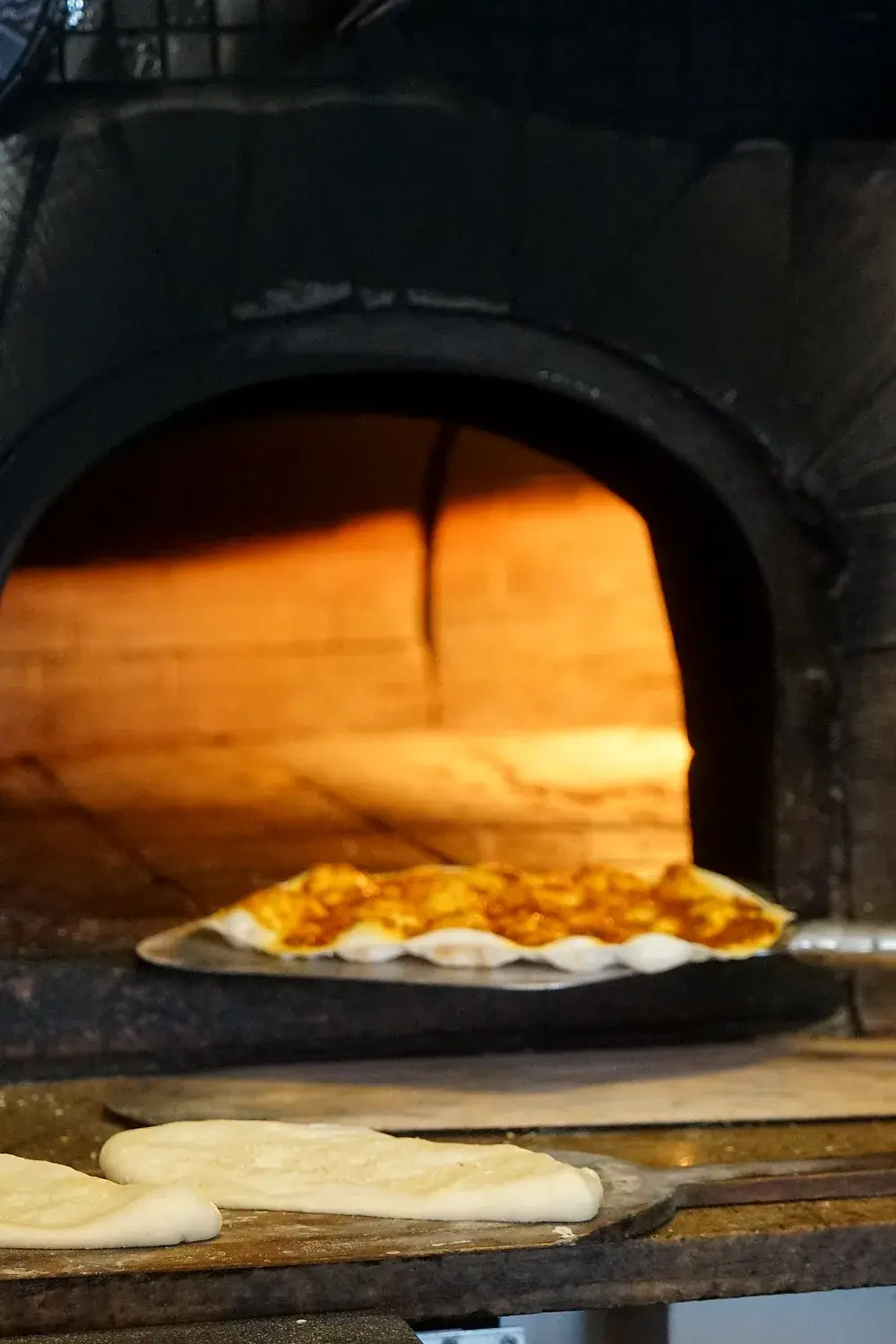 Fladenbrot im glühenden Steinofen