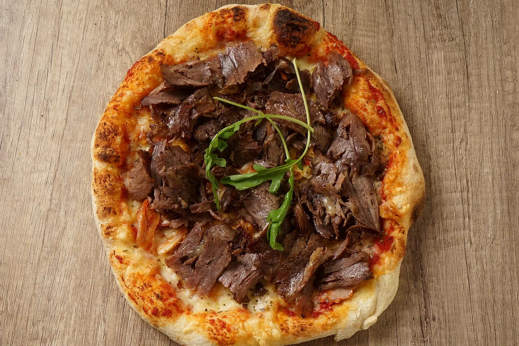 Steinofen Pizza Steak mit Steakfleisch und Rucola