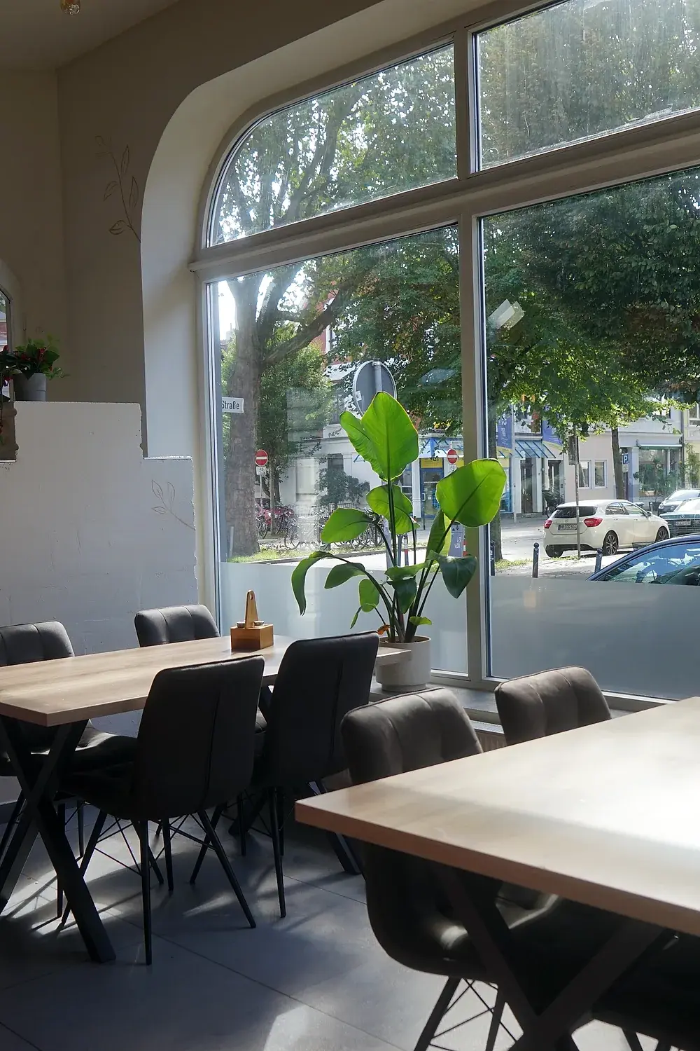 Tisch am Rundbogenfenster mit Blick auf die Straße