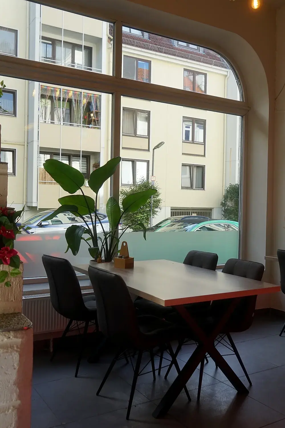 Sitzecke am Fenster mit Blumen und Pflanzen