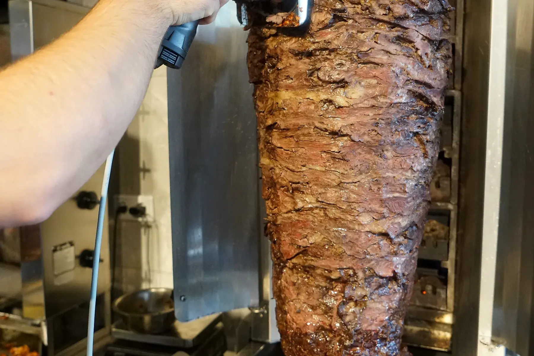 Steak Döner wird frisch vom Spieß geschnitten
