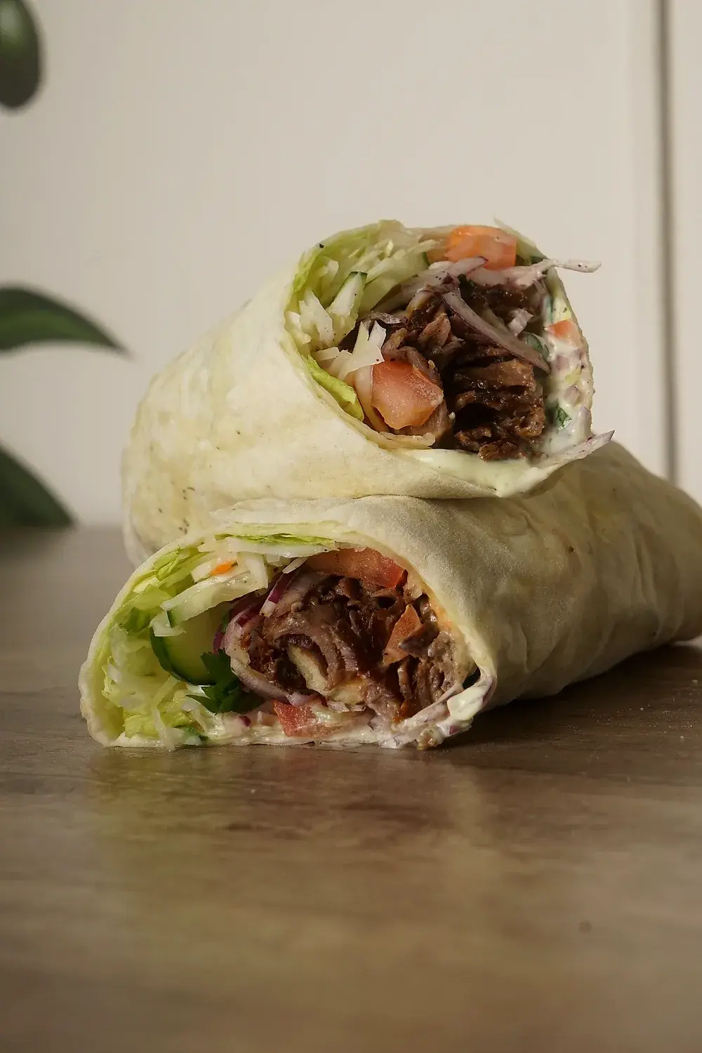 Dürüm mit Steakfleisch, Salat und Tomate, aufgeschnitten