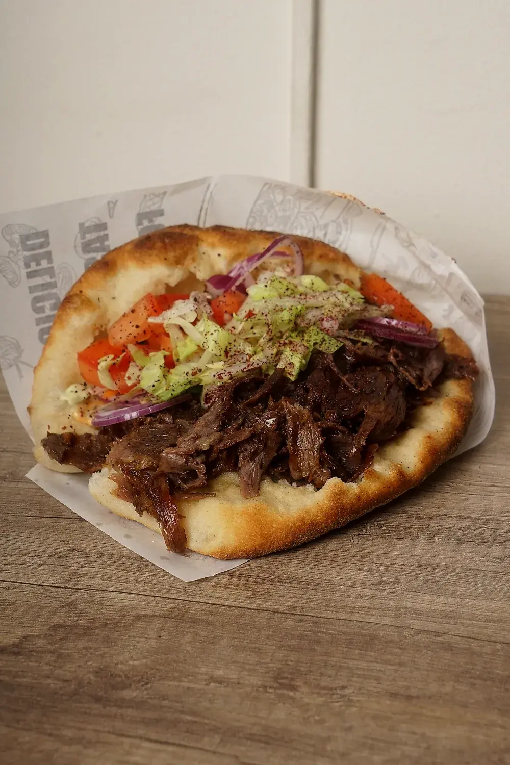 Steak Döner Pita mit Salat, Tomate und Zwiebeln