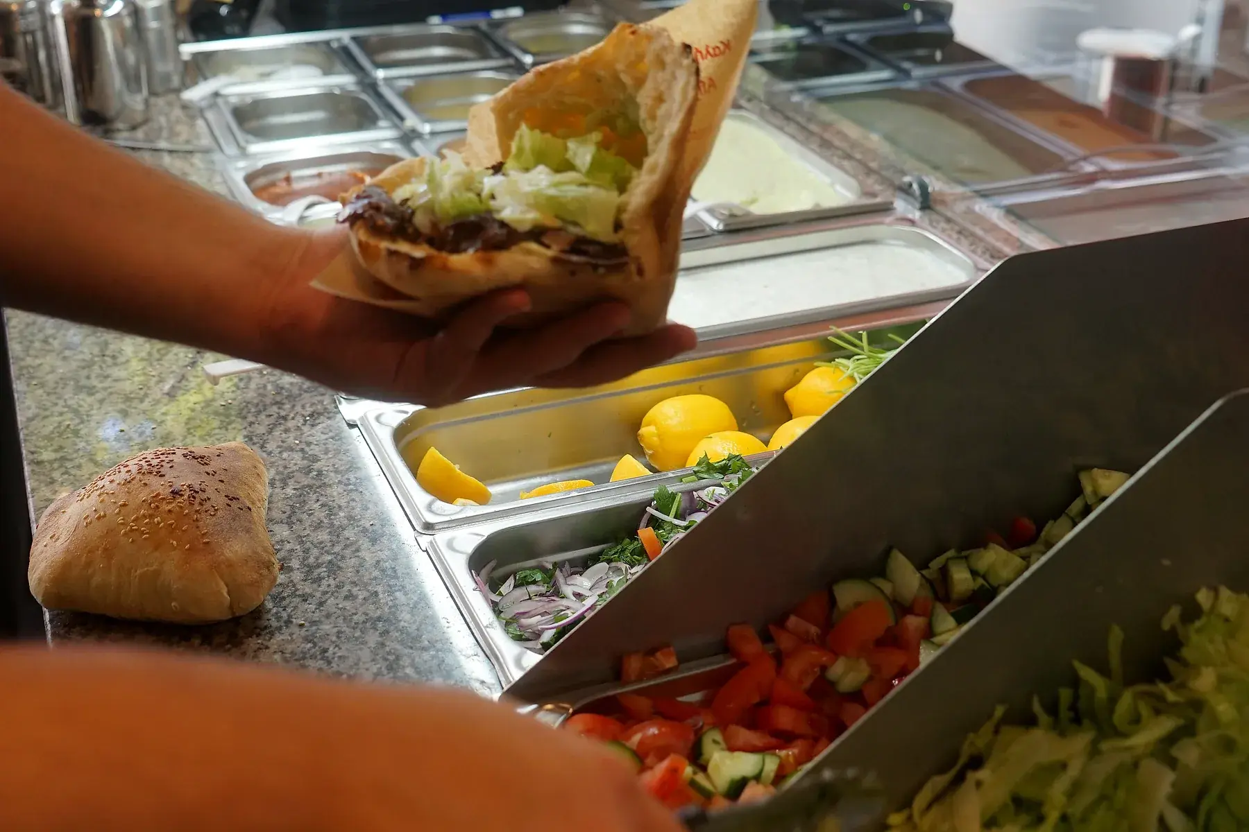 Fladenbrot wird an der Theke belegt
