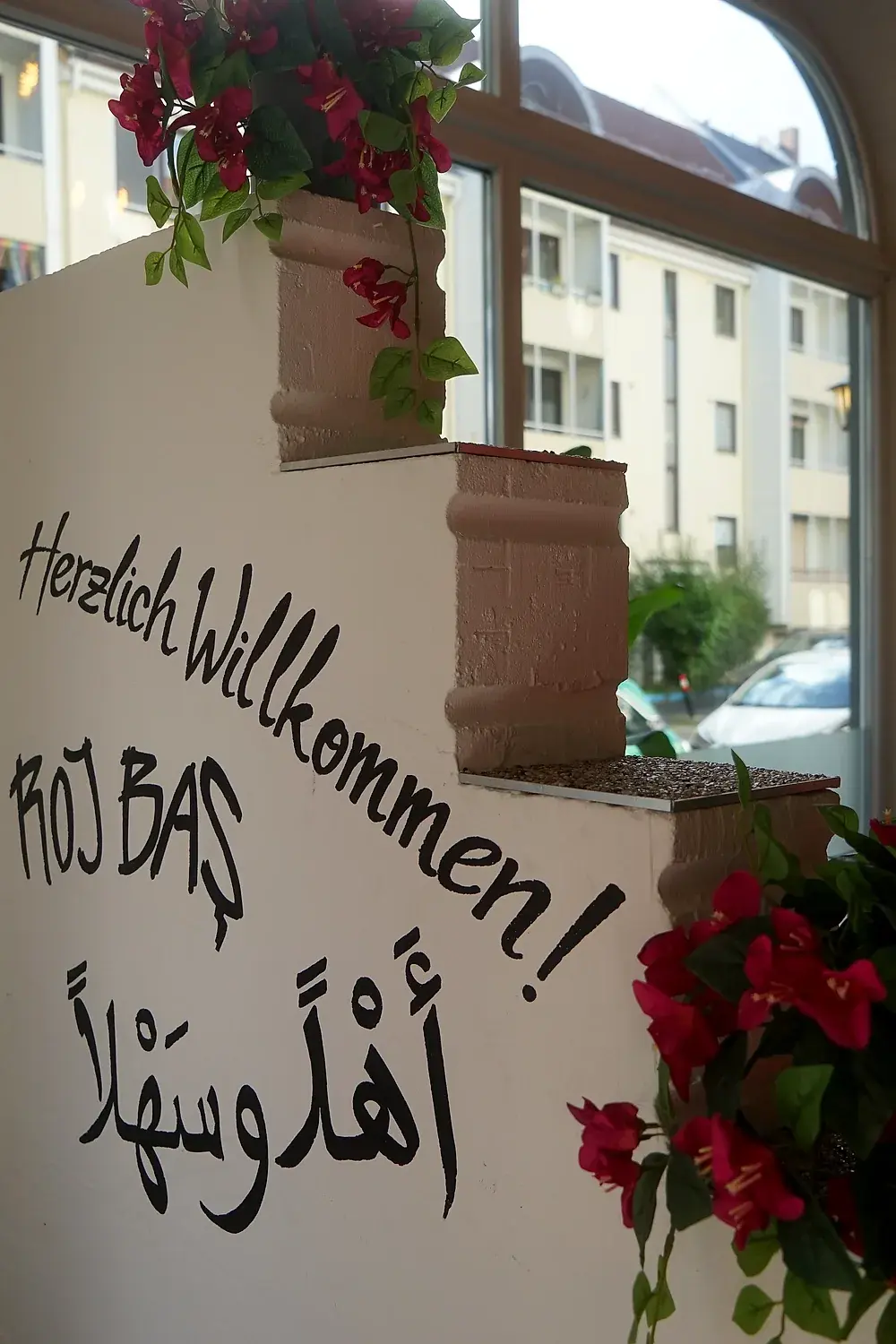 Herzlich Willkommen – Hoş geldiniz – أهلاً وسهلاً an der Wand